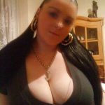 Fille avec des rondeurs et des gros seins